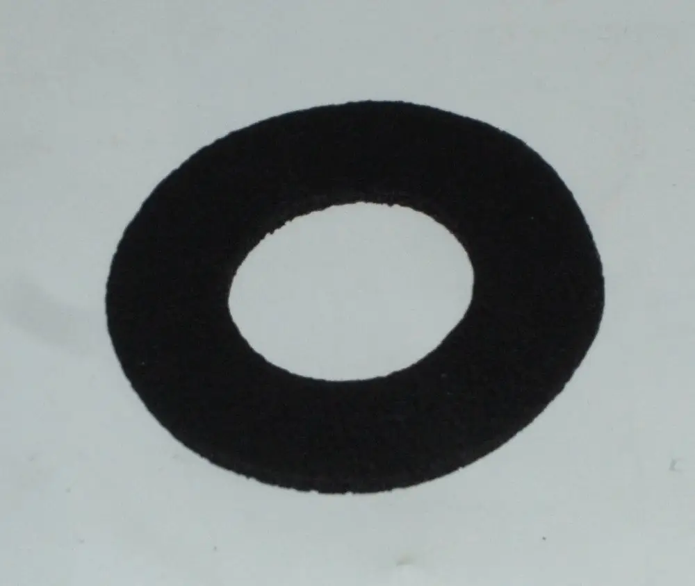 Schwarze Dichtung mit runder Form, geeignet für den Ablaufsockel von Daikin Altherma 3 R W, auf weißem Hintergrund.